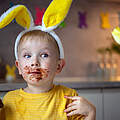 Ein Kind in einem Hasenkostüm isst Schokolade © Irina Esau iStock Getty Images